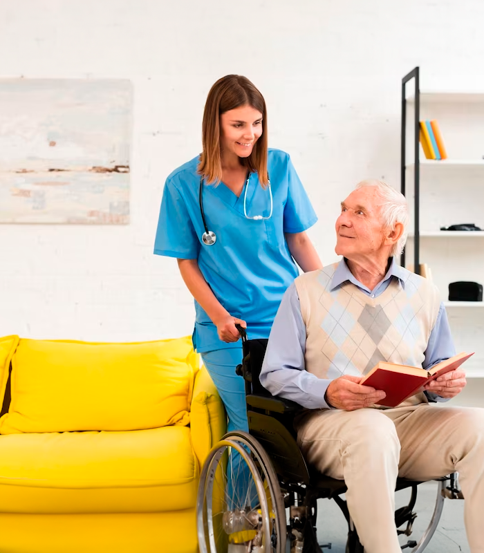 Profesional de Seymad Care ayudando a un cliente en su hogar como parte de nuestros servicios asistenciales a domicilio.